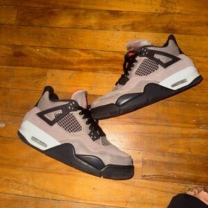 Jordan 4 retro "taupe haze"
Size 6.5M/8W